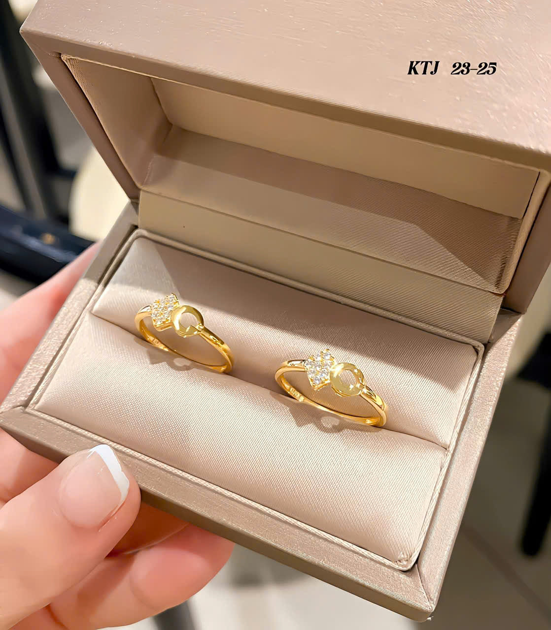 Nhẫn vàng nhỏ xinh bền - sang - xịn