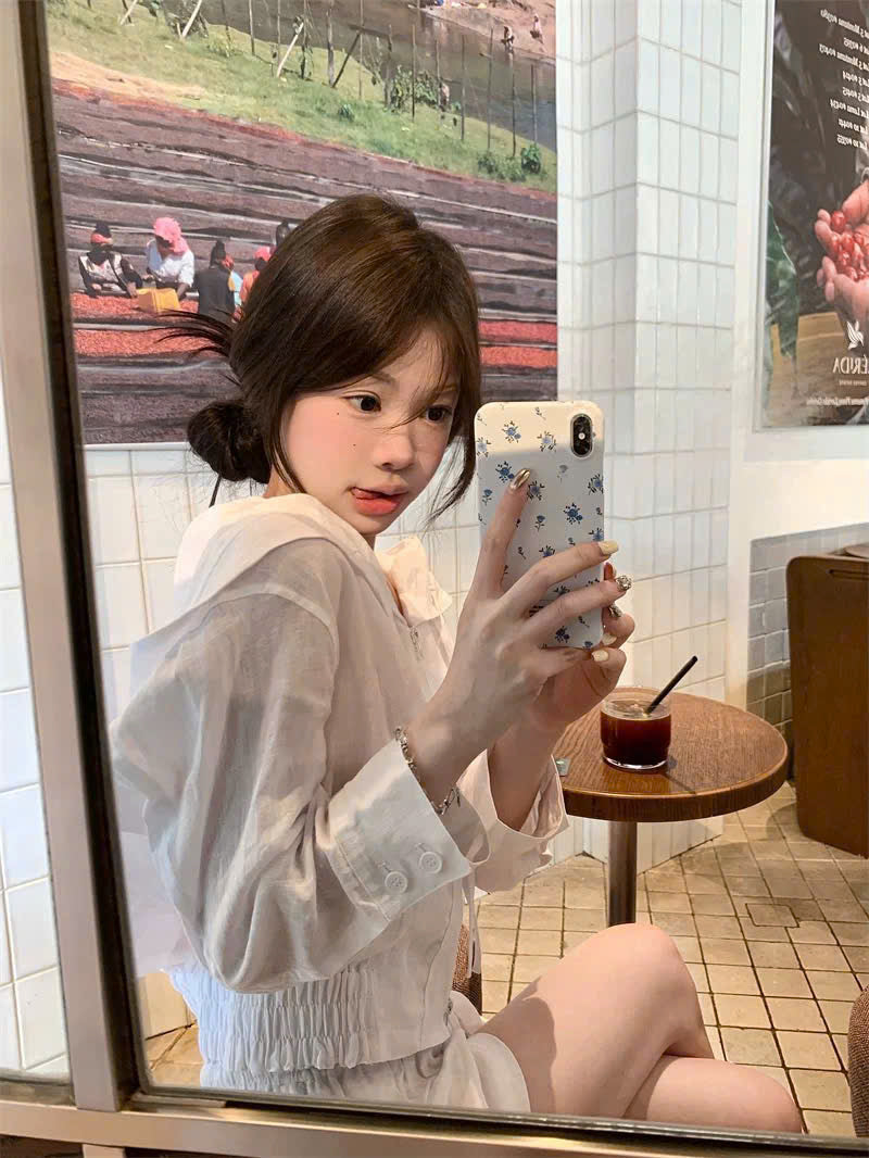 Áo khoác mũ trùm đầu phối cùng quần short tone trắng