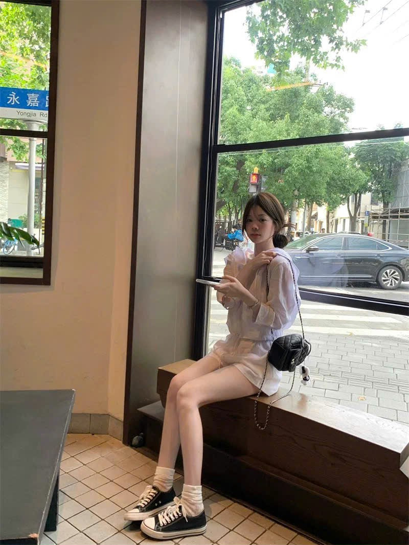 Áo khoác mũ trùm đầu phối cùng quần short tone trắng