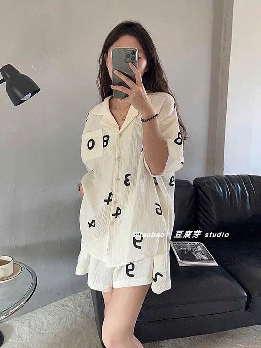 Bộ ngủ trắng họa tiết chữ cái hình học
