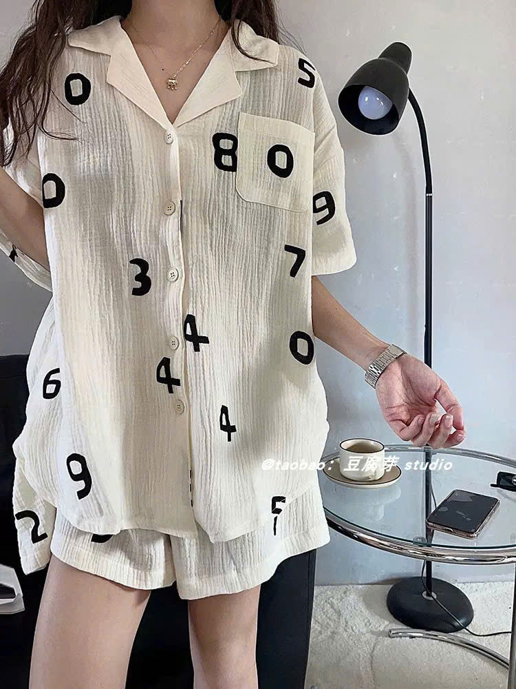 Bộ ngủ trắng họa tiết chữ cái hình học