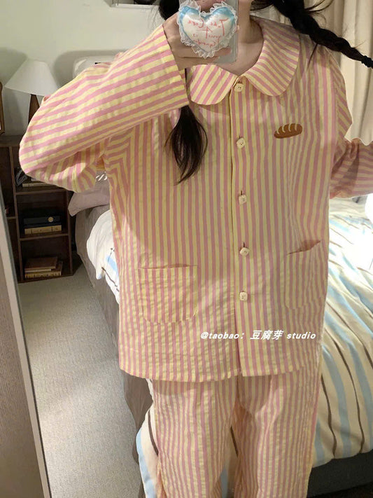 Pijama dài cổ sen màu hồng sọc vàng thêu bánh mì