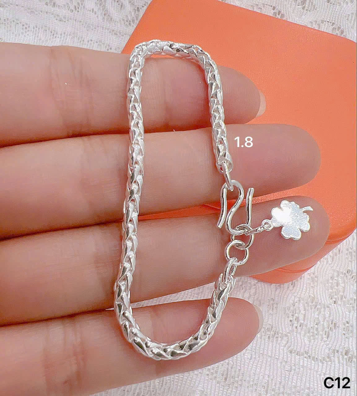 Lắc bạc 𝐝𝐚̀𝐲 𝐝𝐚̣̆𝐧 chắc tay cho bé