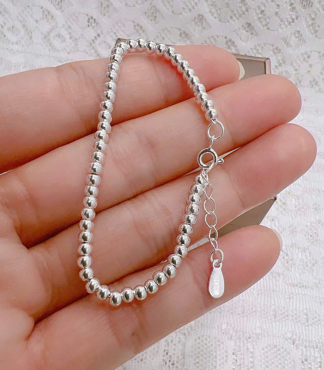 Lắc bạc 𝐝𝐚̀𝐲 𝐝𝐚̣̆𝐧 chắc tay cho bé