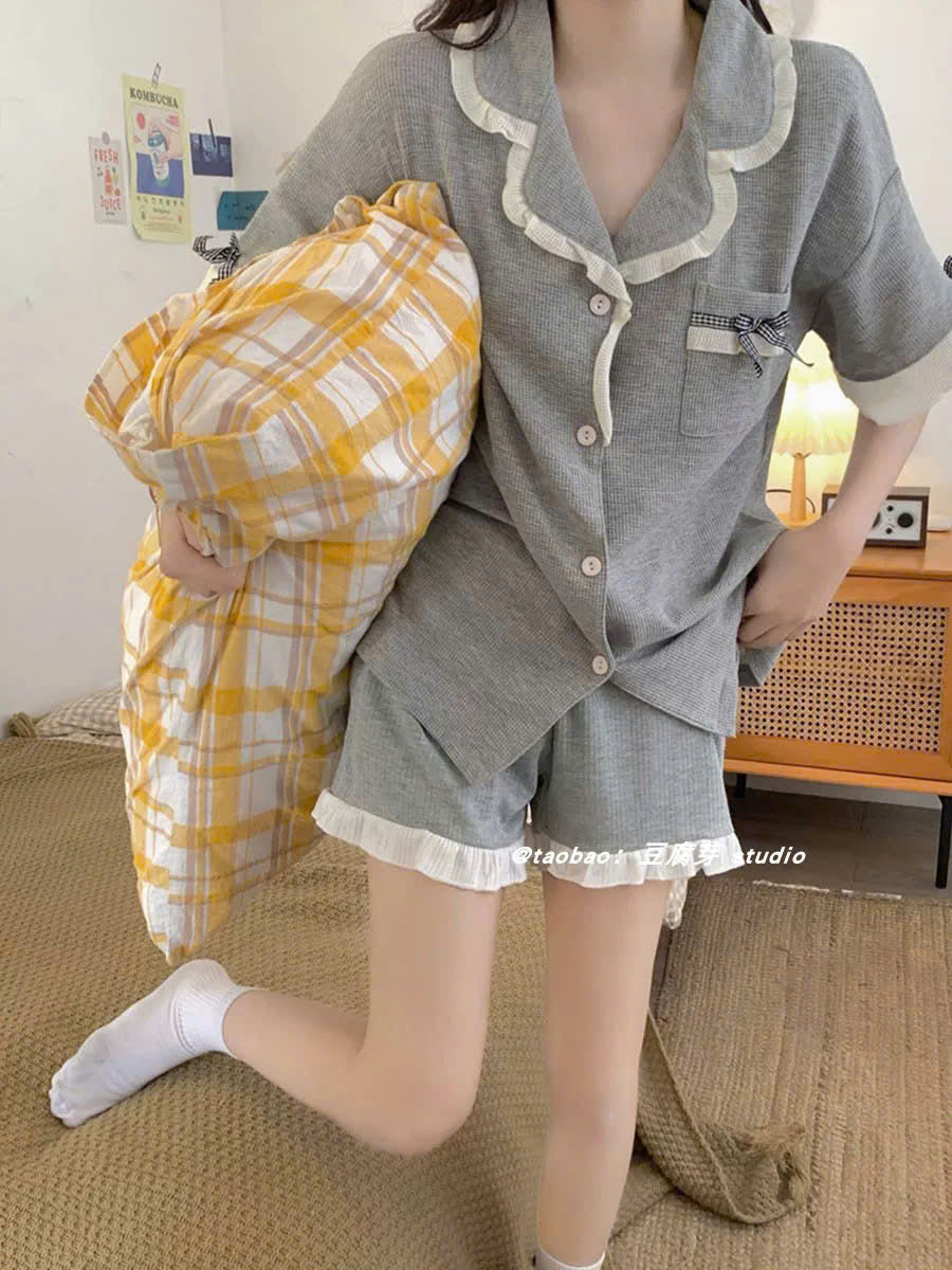 Pijama tay ngắn quần đùi màu xám viền bèo trắng