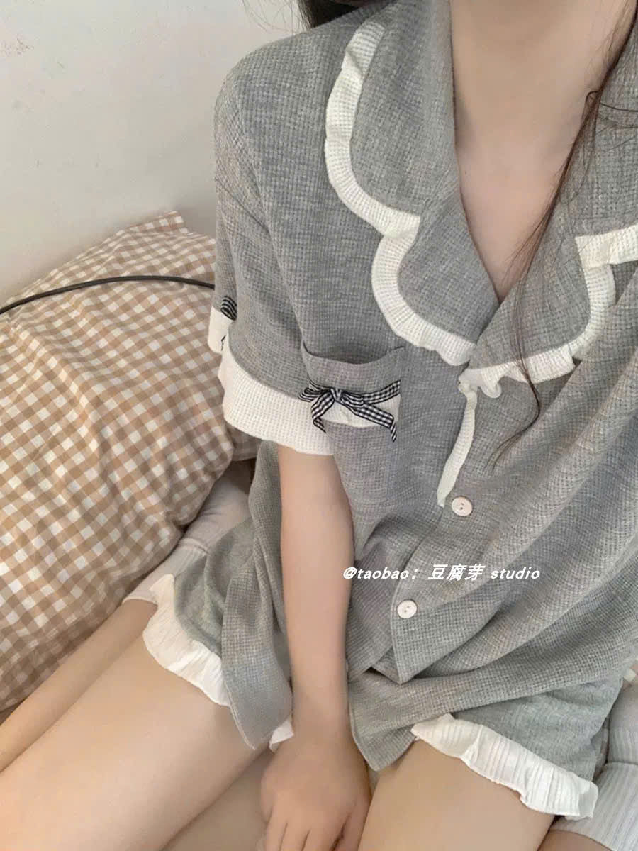 Pijama tay ngắn quần đùi màu xám viền bèo trắng