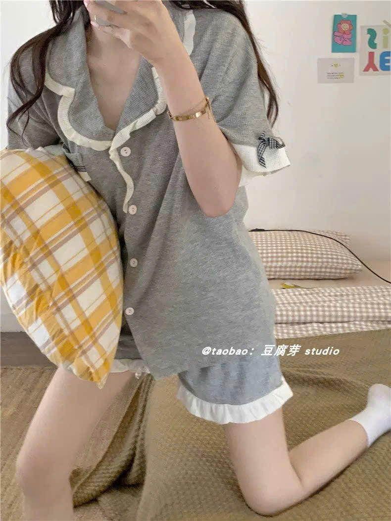 Pijama tay ngắn quần đùi màu xám viền bèo trắng