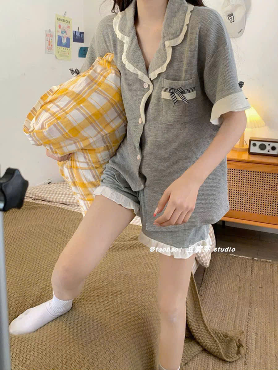 Pijama tay ngắn quần đùi màu xám viền bèo trắng