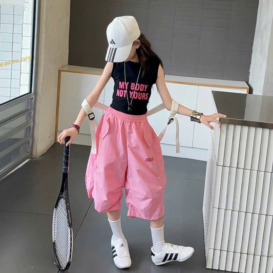 Áo ba lỗ phối quần ngố hot trend