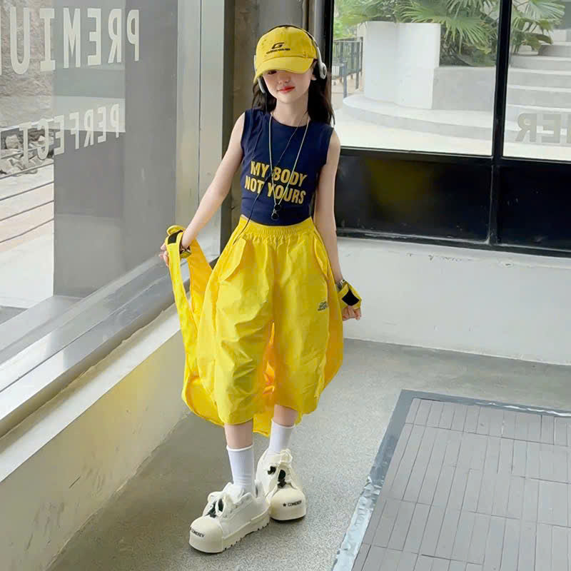 Áo ba lỗ phối quần ngố hot trend