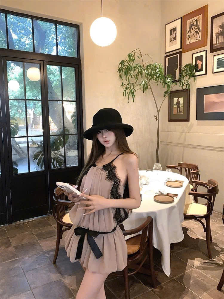 Đầm cổ yếm hồng phối ren đen