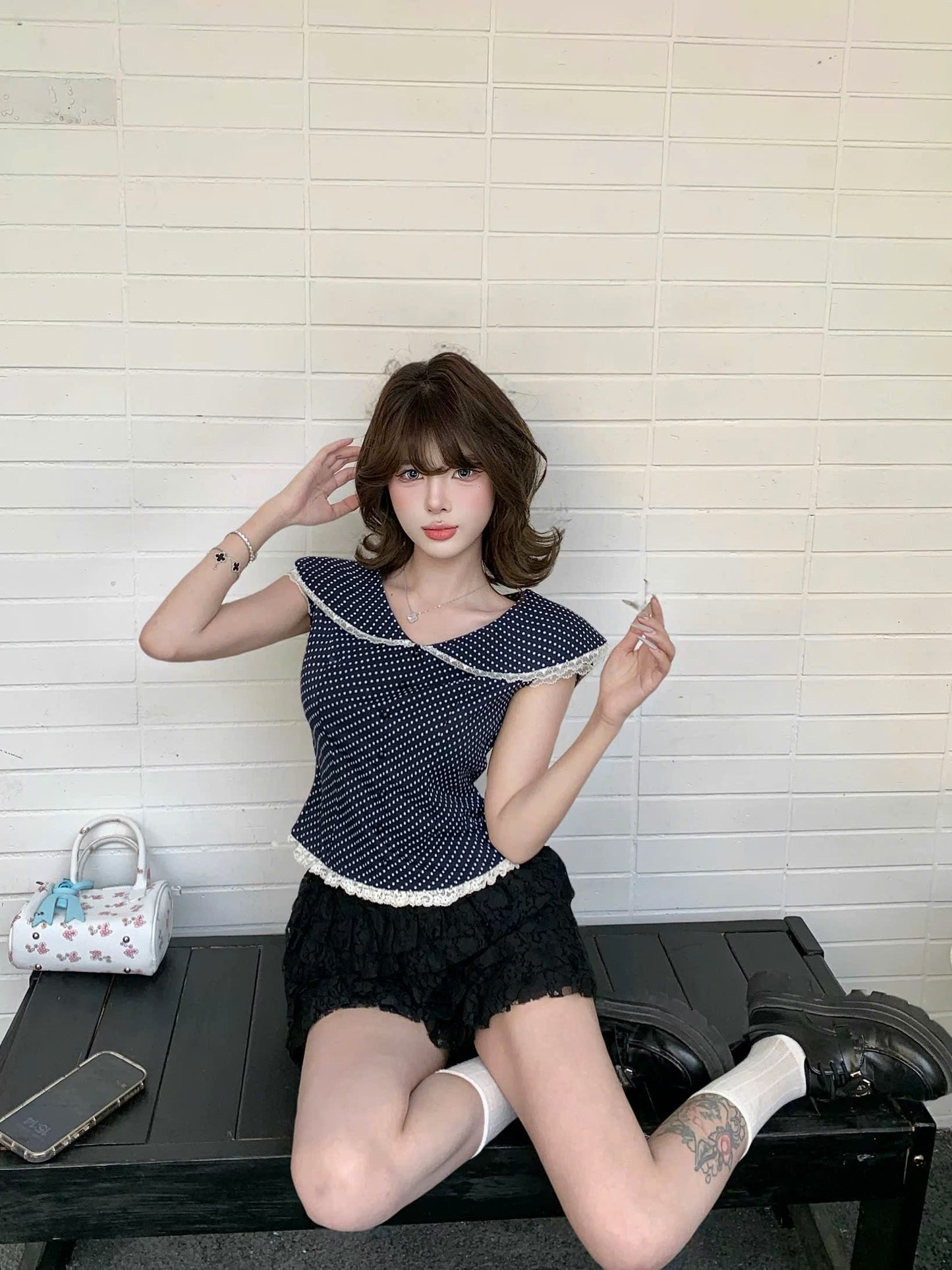 Áo cổ tròn xanh navy chấm bi mix quần đùi ren tầng đen