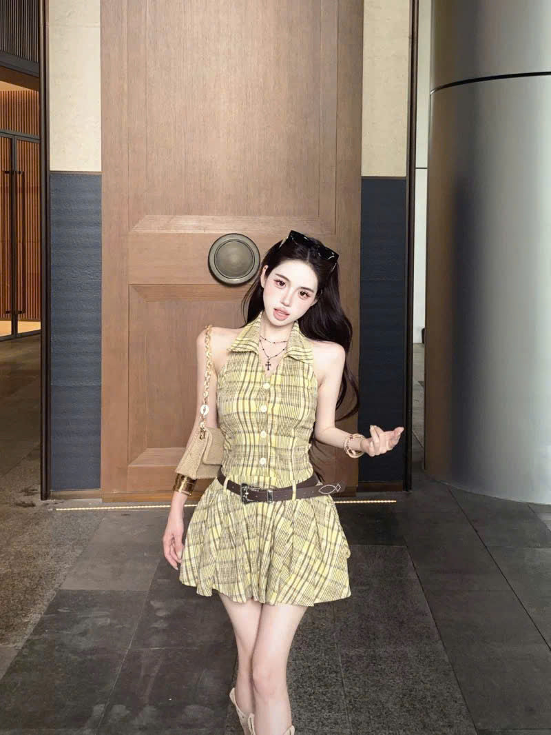 Váy ngắn cổ yếm vàng kẻ caro xếp ly
