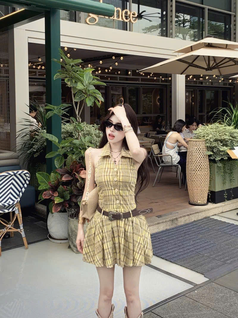 Váy ngắn cổ yếm vàng kẻ caro xếp ly