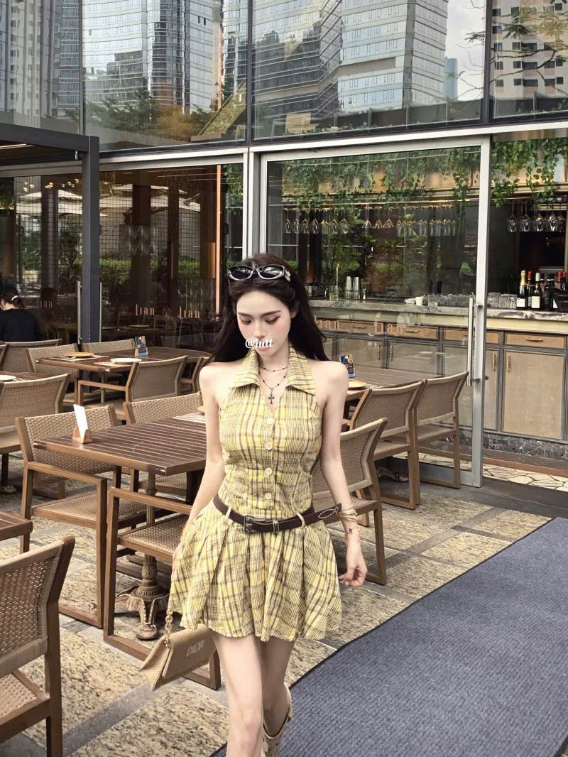 Váy ngắn cổ yếm vàng kẻ caro xếp ly