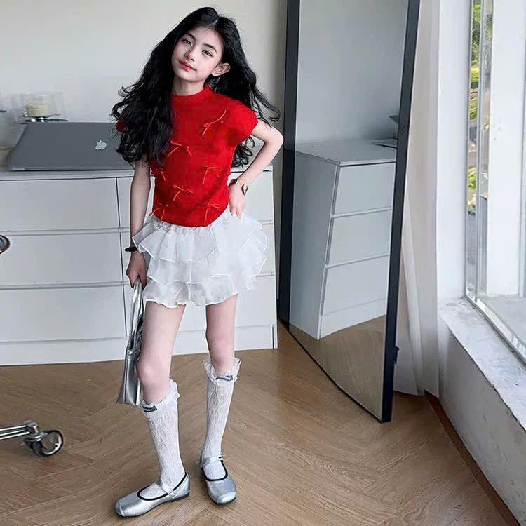 Áo phông nơ đỏ phối váy voan tầng