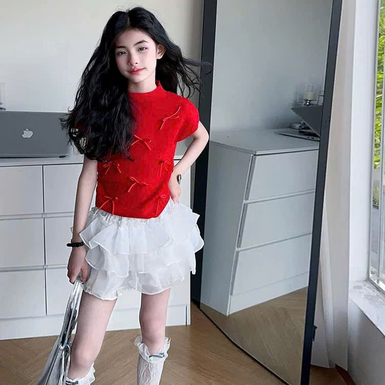 Áo phông nơ đỏ phối váy voan tầng