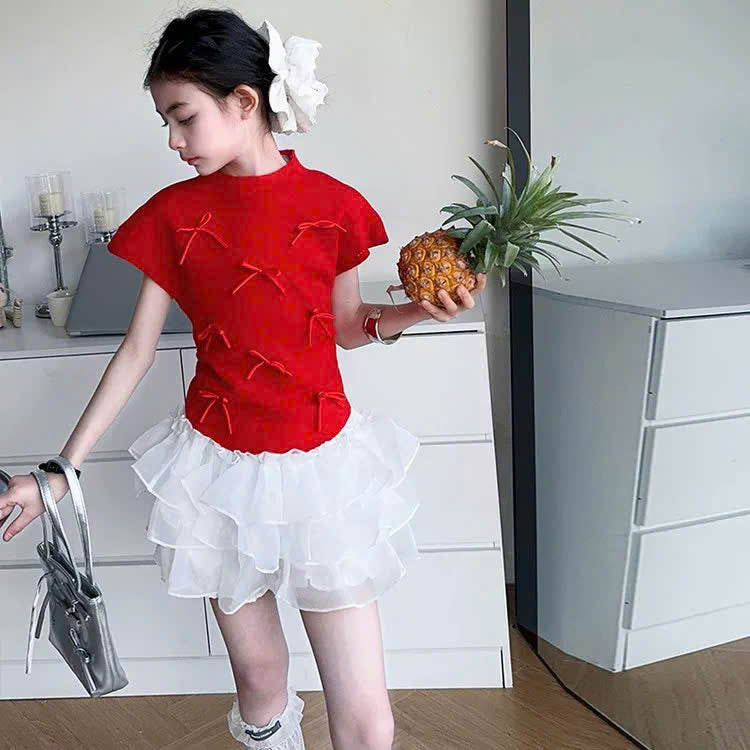 Áo phông nơ đỏ phối váy voan tầng