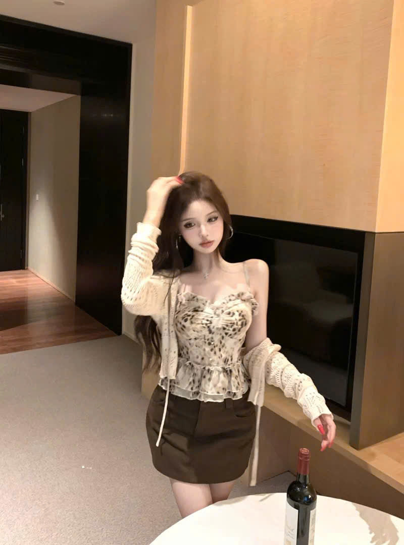 Set áo 2 dây chân váy ngắn nâu và áo len