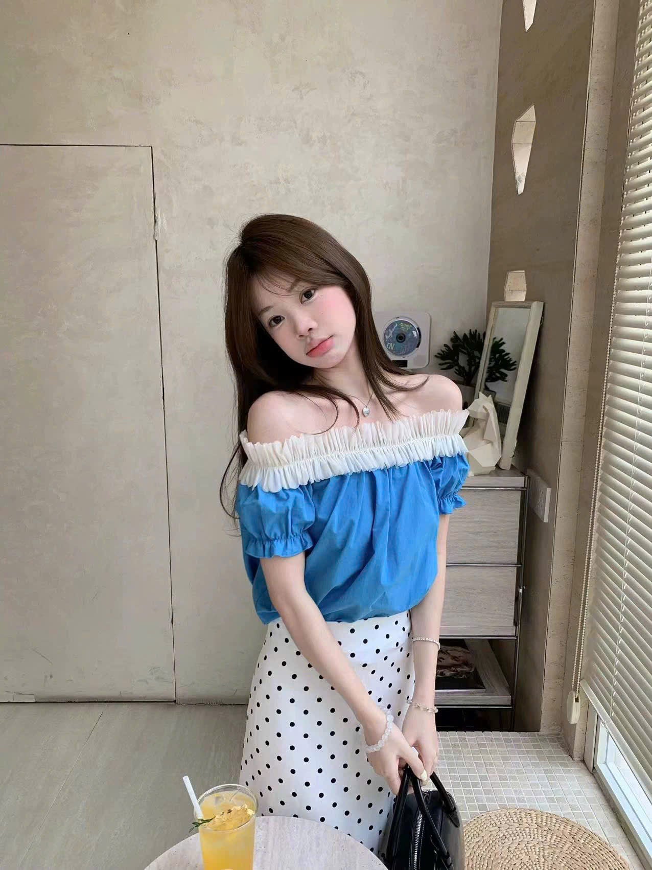 Set áo xanh trễ vai và chân váy chấm bi
