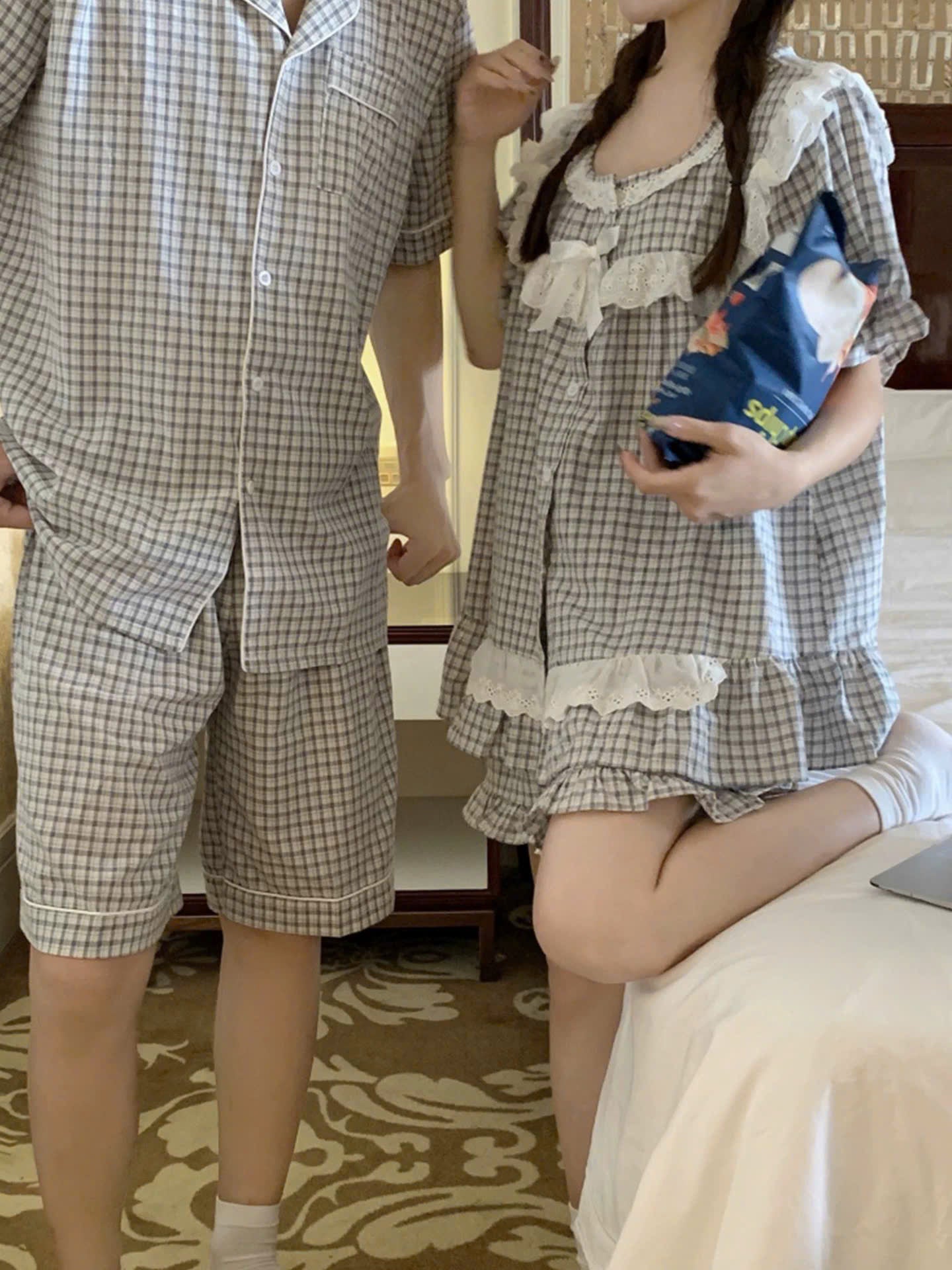 Đồ ngủ đôi caro áo cổ tròn viền ren bèo cho nữ