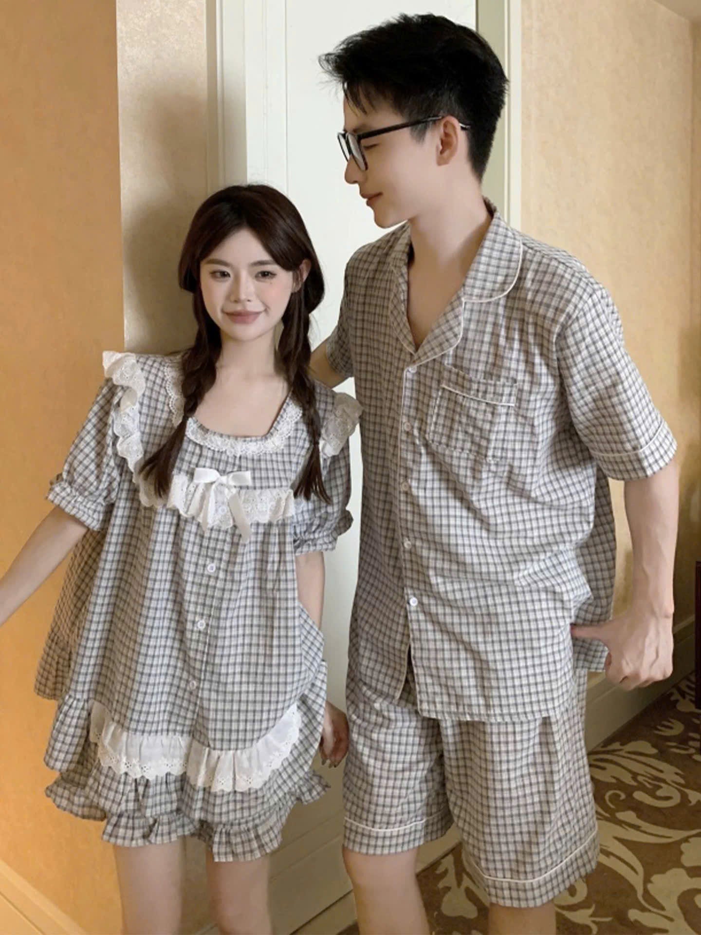 Đồ ngủ đôi caro áo cổ tròn viền ren bèo cho nữ