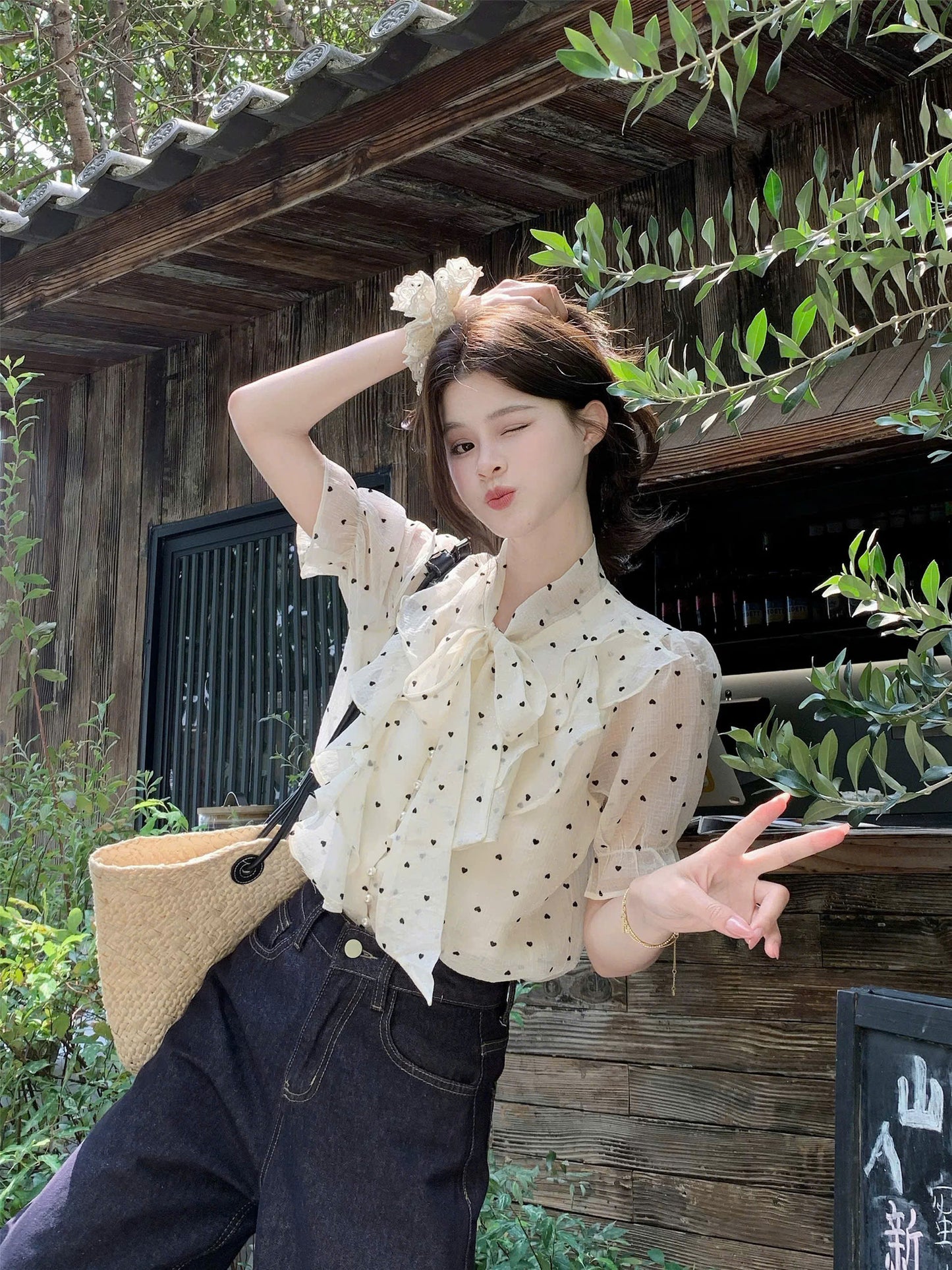 Áo sơ mi tay ngắn cột nơ trí tim nhí thanh lịch