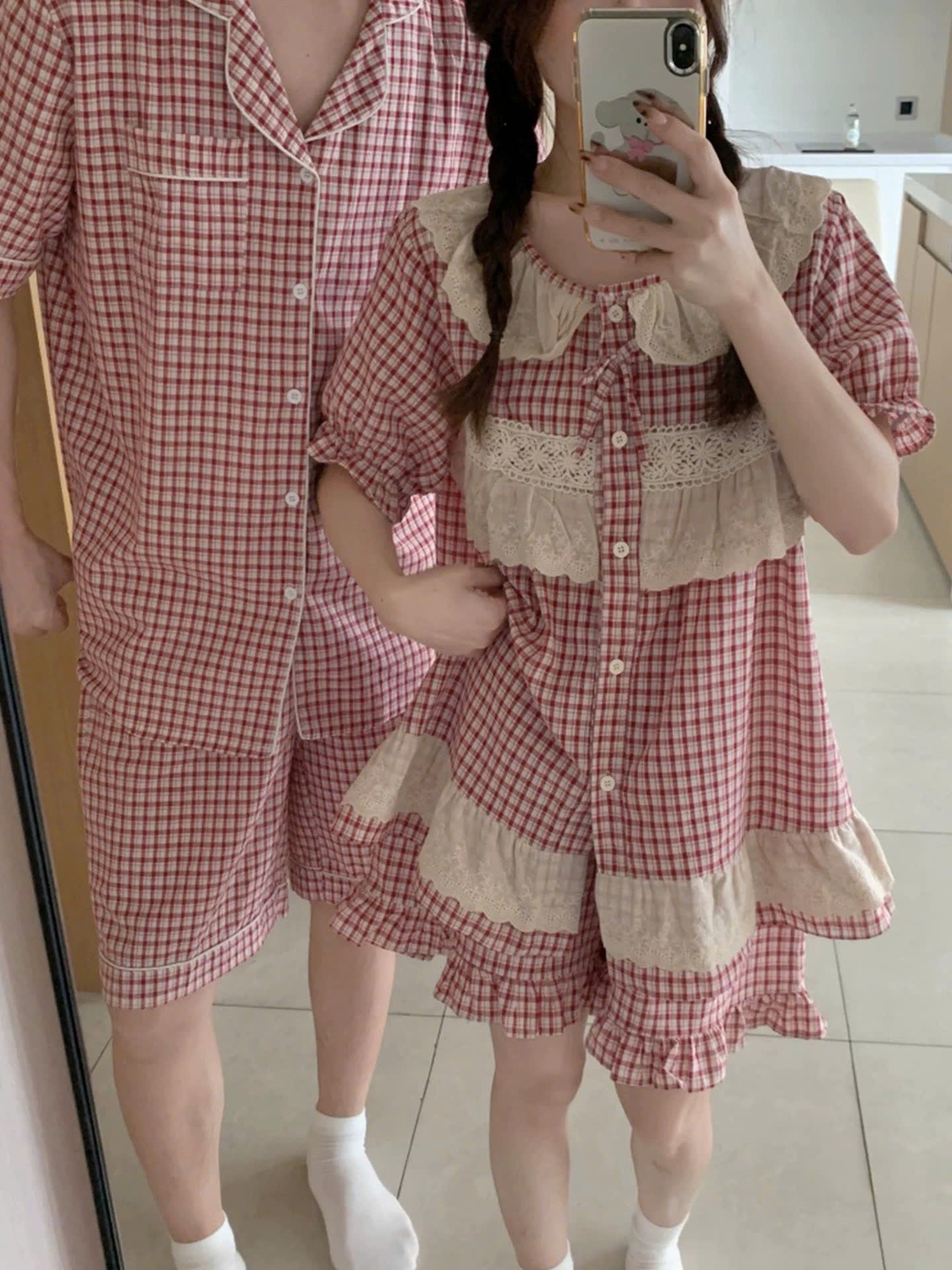 Đồ ngủ đôi caro đỏ hồng viền ren bèo cho nữ