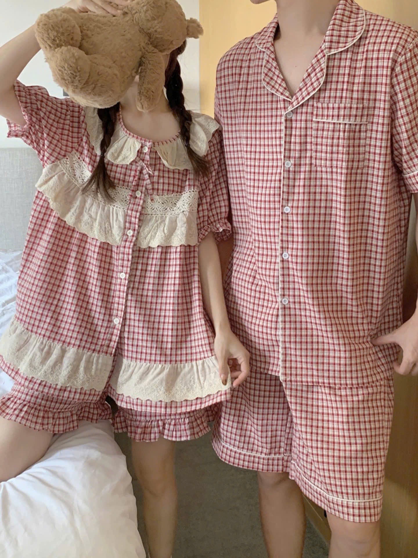 Đồ ngủ đôi caro đỏ hồng viền ren bèo cho nữ