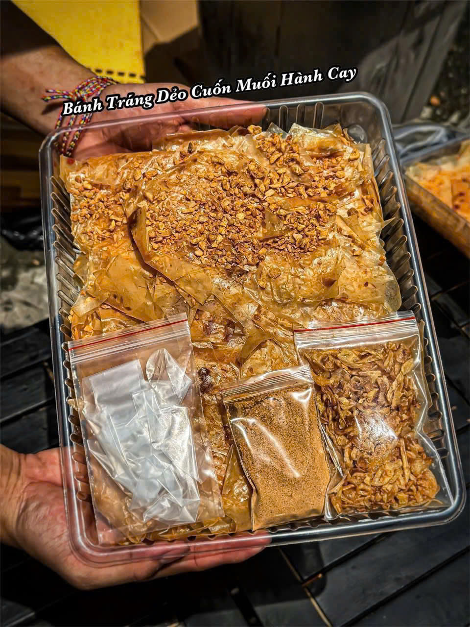 Bánh tráng dẻo cuốn muối hành cay