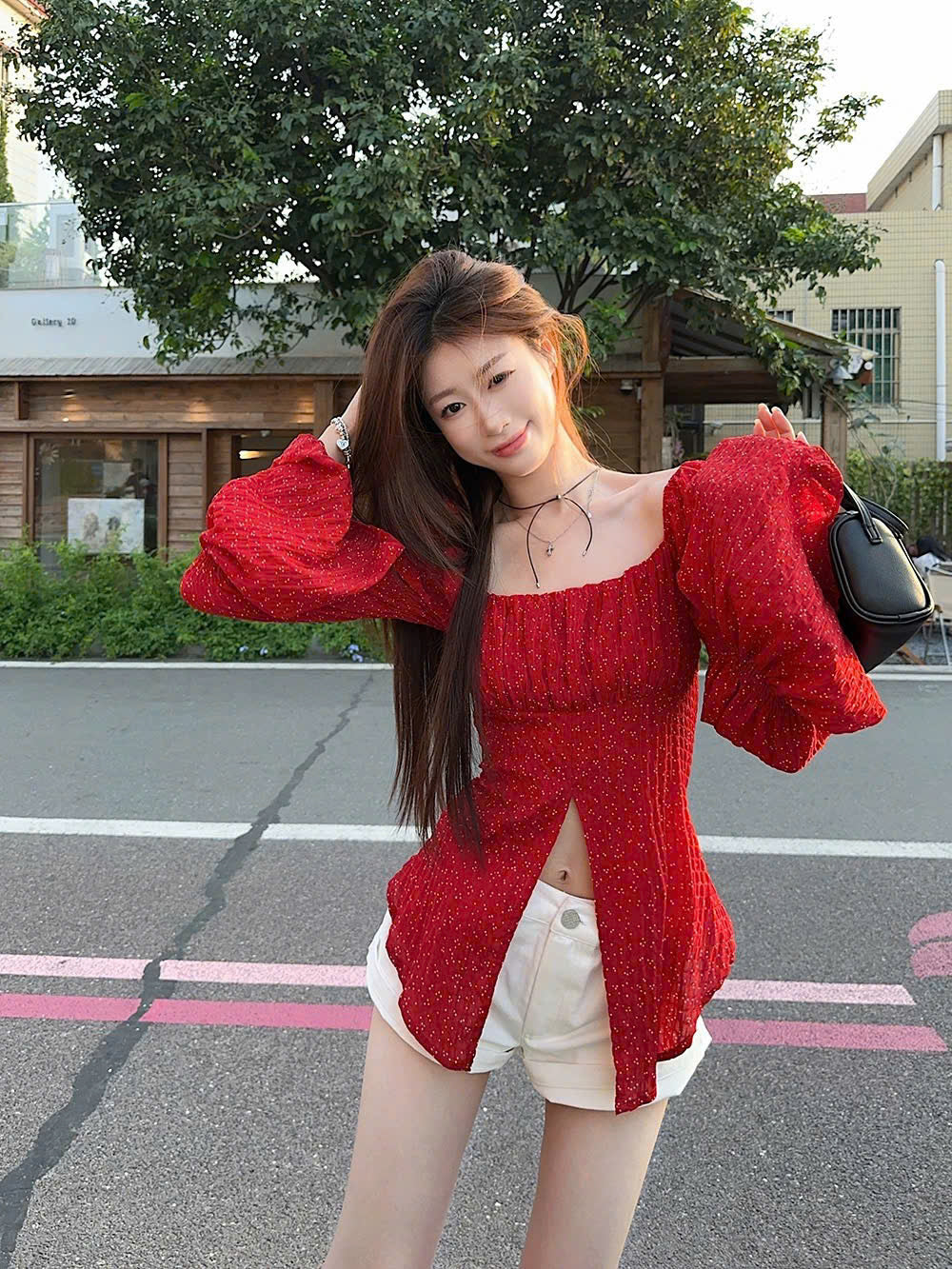 Áo voan tay phồng chấm bi xẻ tà