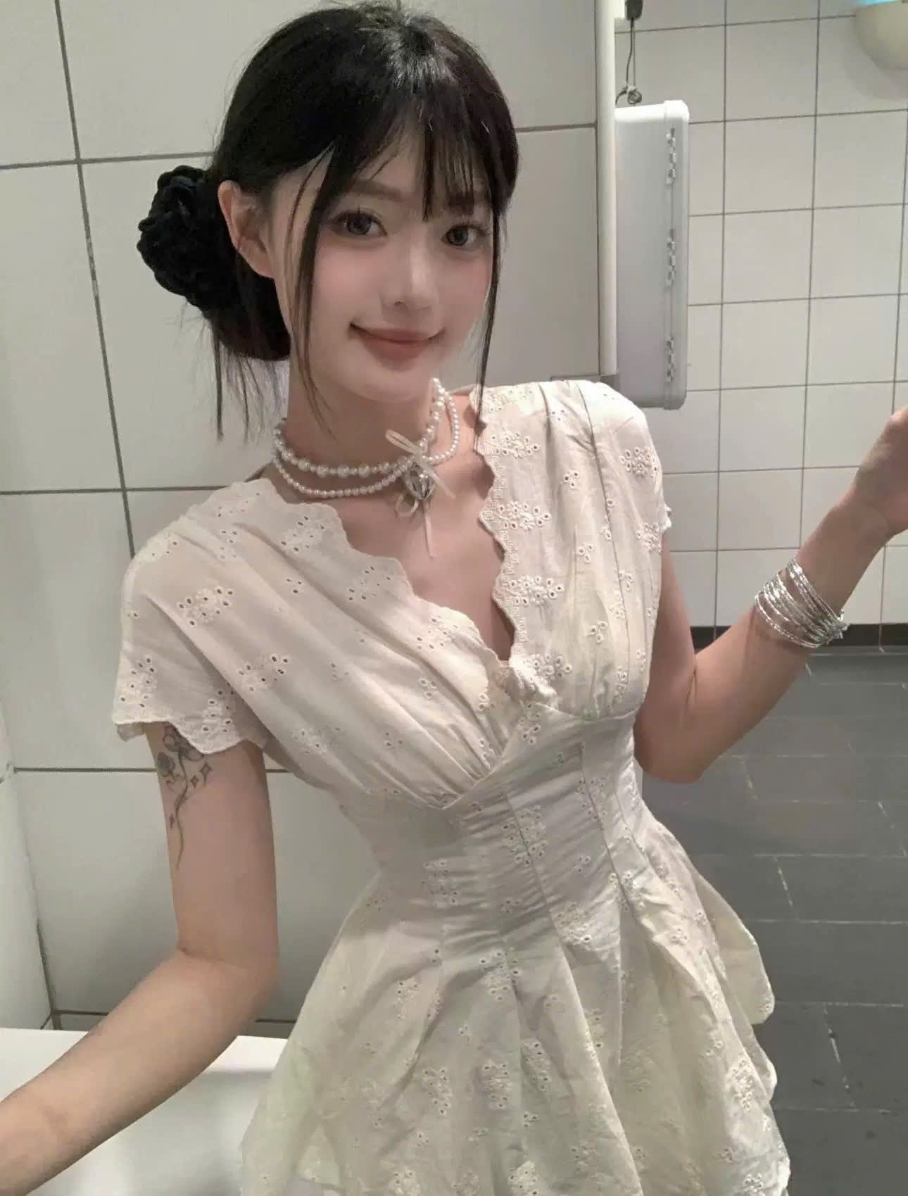Áo trắng cổ V phối ren thanh lịch
