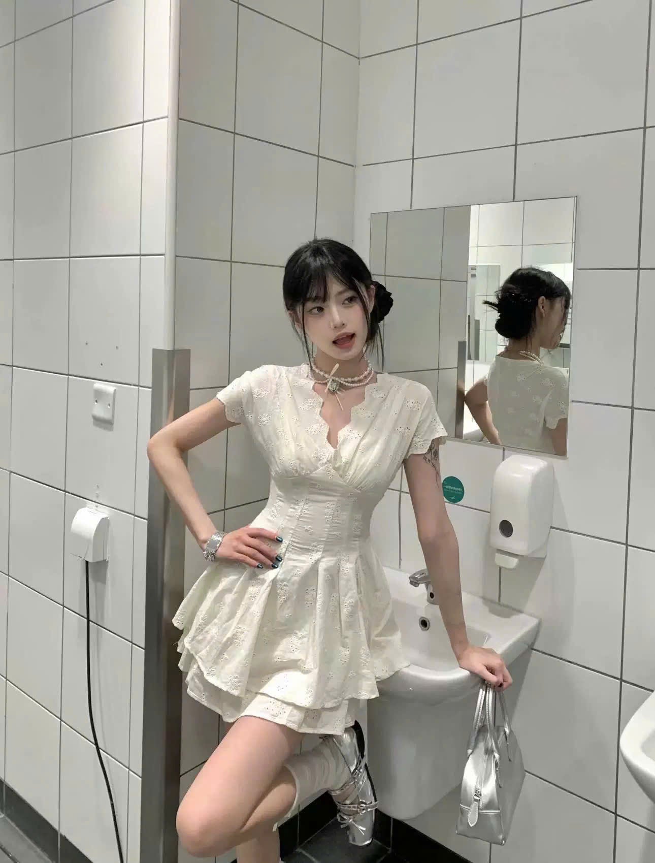 Set áo cổ V gợn sóng và chân váy trắng