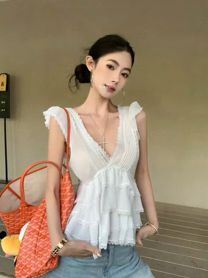 Áo trắng cổ V form xòe quốc dân