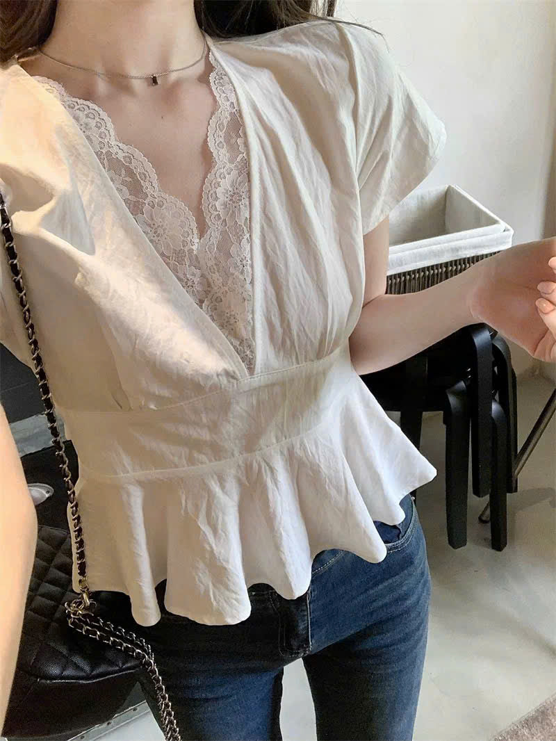 Áo trắng cổ V phối ren thanh lịch