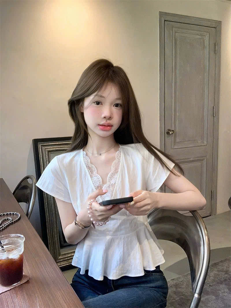 Áo trắng cổ V phối ren thanh lịch