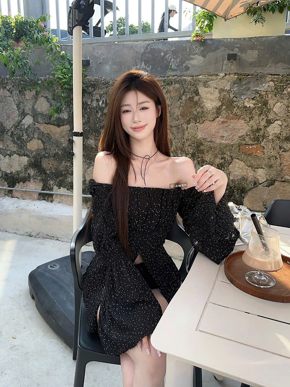 Áo voan tay phồng chấm bi xẻ tà