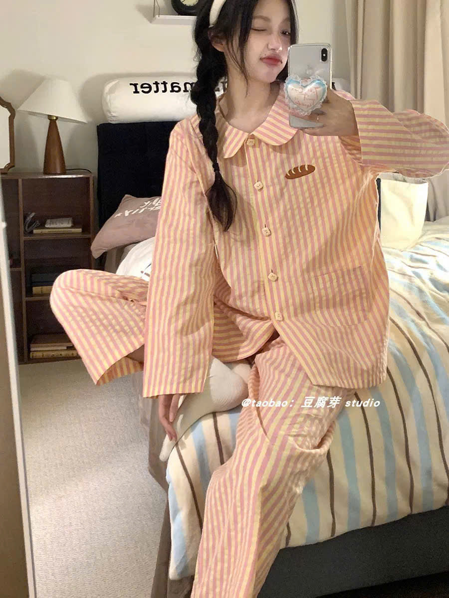 Bộ ngủ dài kẻ sọc hồng vàng hình bánh mì