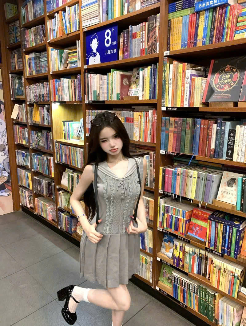 Đầm xám nữ sinh trẻ trung