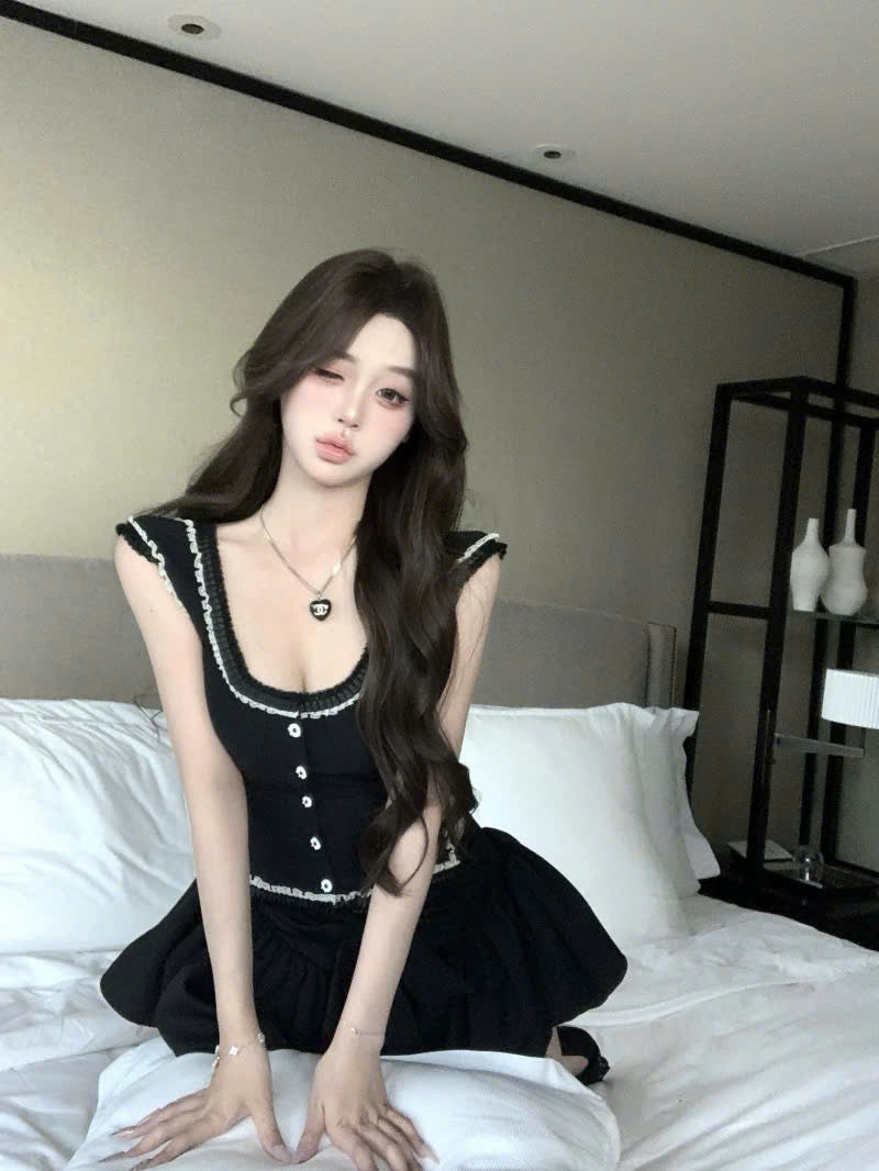 Áo đen cổ vuông mặc 2 kiểu tôn vòng 1