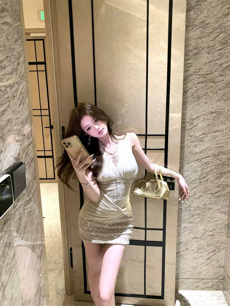 Đầm body cổ yếm đính kim sa lấp lánh