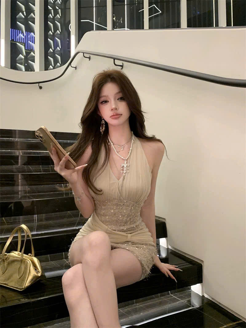 Đầm body cổ yếm đính kim sa lấp lánh