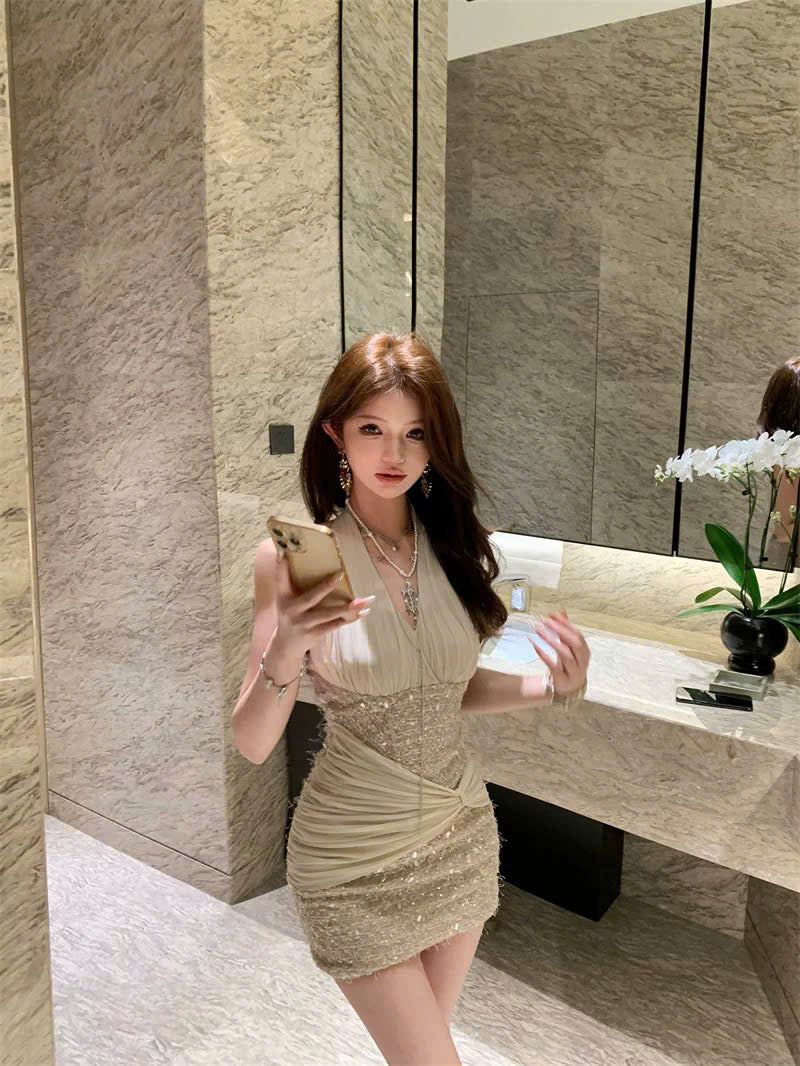 Đầm body cổ yếm đính kim sa lấp lánh