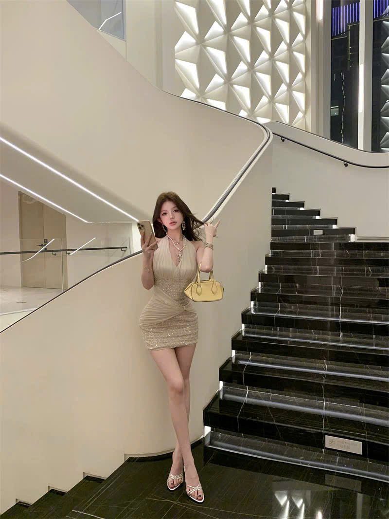 Đầm body cổ yếm đính kim sa lấp lánh