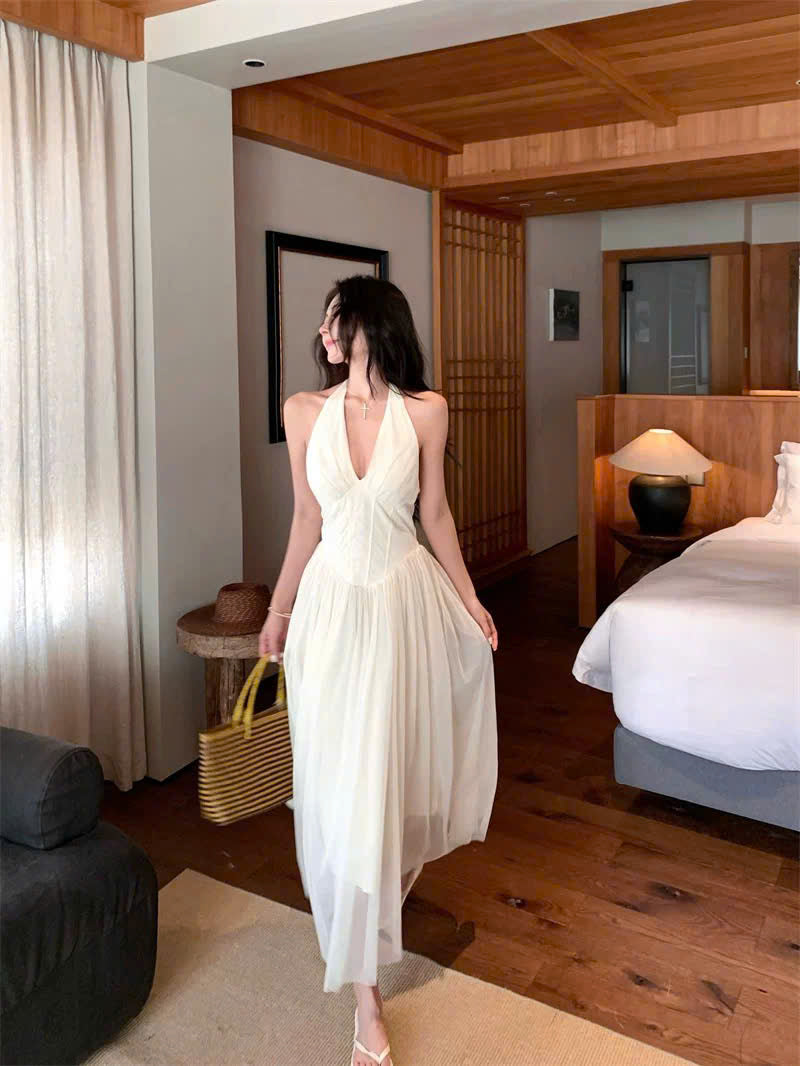 Đầm dài trắng hở vai nàng thơ