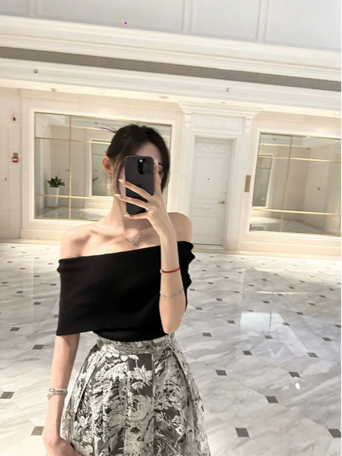 Đầm trễ vai tone đen trắng hoa lá thanh lịch