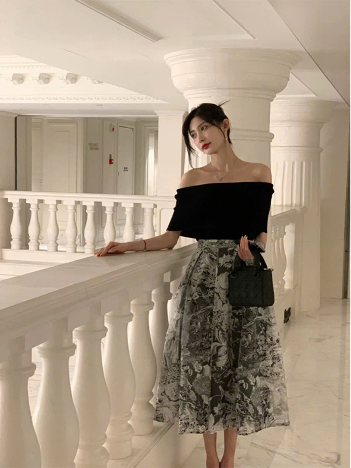 Đầm trễ vai tone đen trắng hoa lá thanh lịch