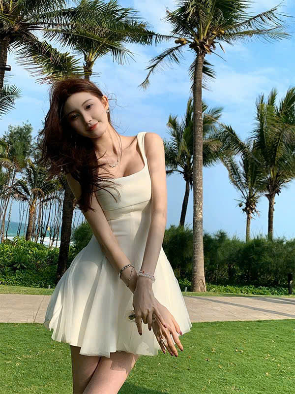 Đầm trắng cổ vuông nàng thơ