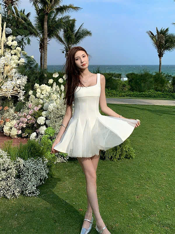 Đầm trắng cổ vuông nàng thơ
