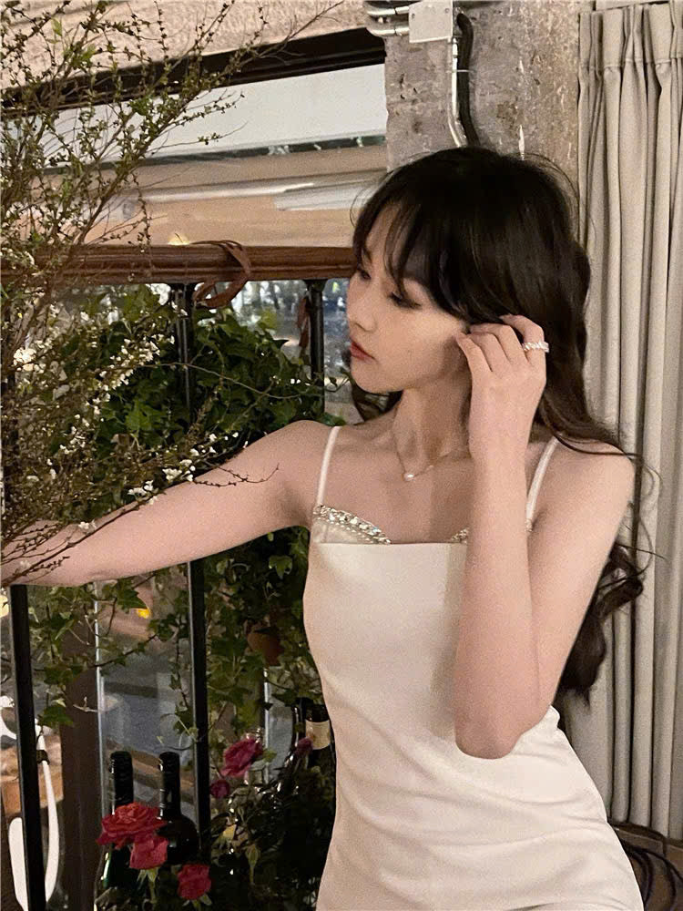 Đầm ngắn 2 dây cúp ngực đính đá